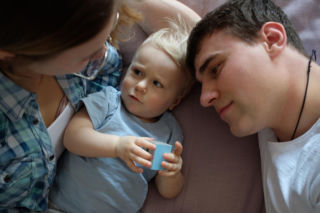 „Nie chcę, żeby się przytulali!”. Jak zrozumieć zazdrość malucha o miłość rodziców?