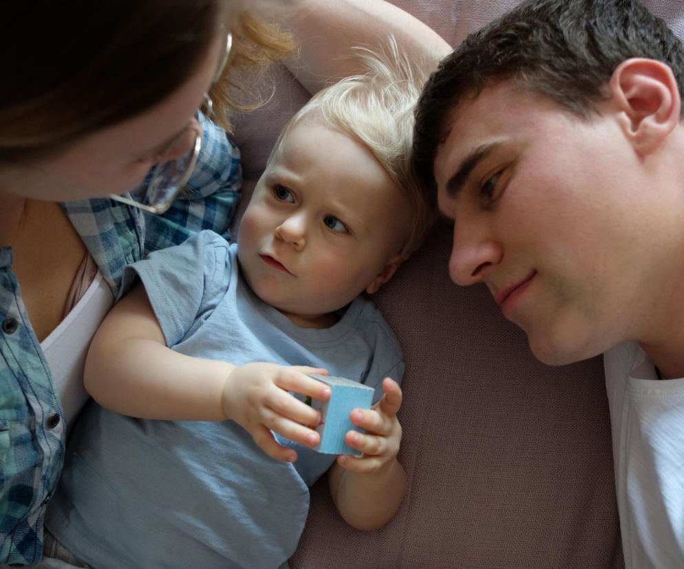 „Nie chcę, żeby się przytulali!”. Jak zrozumieć zazdrość malucha o miłość rodziców?