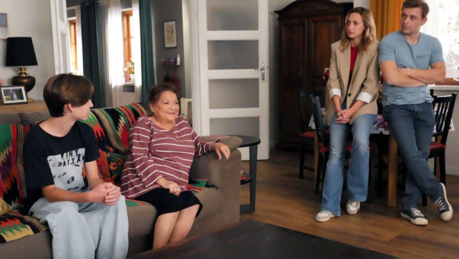 Barwy szczęścia odc. 3339. Lucyna (Grażyna Zielińska), Emil (Artem Malaszczuk), Asia (Anna Gzyra), Hubert (Marek Molak)