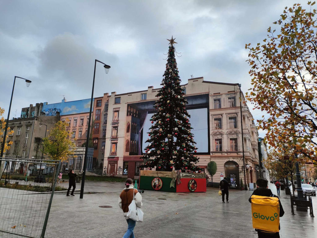 Łódź jest już gotowa na święta! Przy Piotrkowskiej stanęła wielka atrakcja [ZDJĘCIA]
