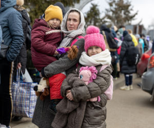 Wojna na Ukrainie. Tłumy uchodźców w Medyce i na dworcu we Lwowie