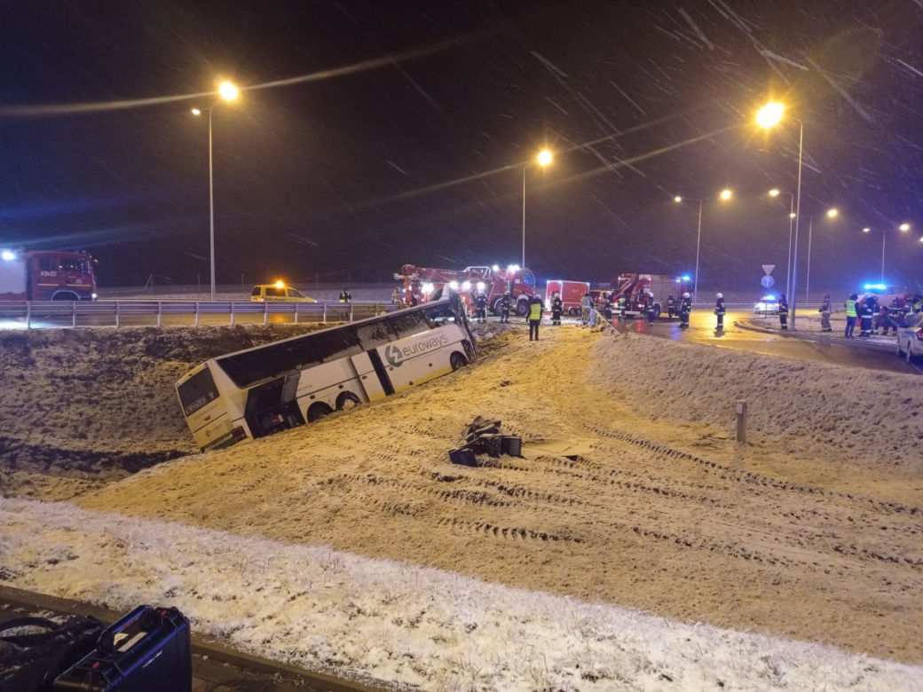 Tragedia na autostradzie A4. Autokar runął do rowu. Zginęła 1 osoba, jest 9 rannych! [ZDJĘCIA]