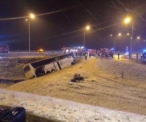 Tragedia na autostradzie A4. Autokar runął do rowu. Zginęła 1 osoba, jest 9 rannych! [ZDJĘCIA]