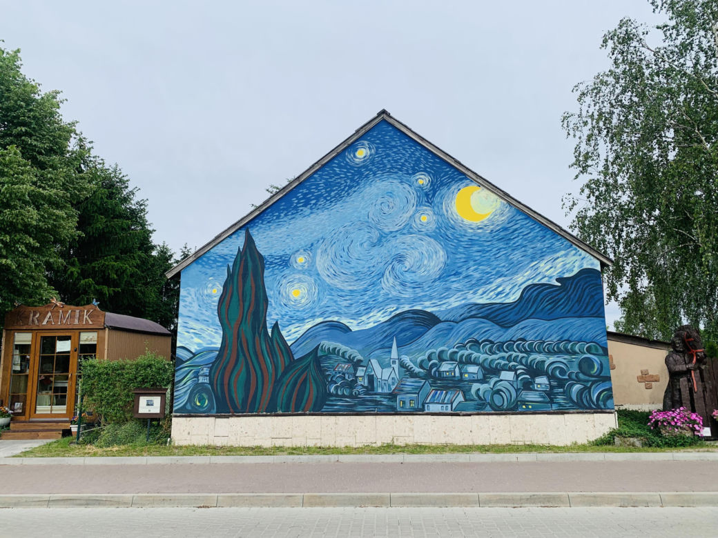 Kolorowe domy inspirowane twórczością Vincenta van Gogha zamieniły wieś liczącą zaledwie stu mieszkańców w prawdziwą atrakcję turystyczną
