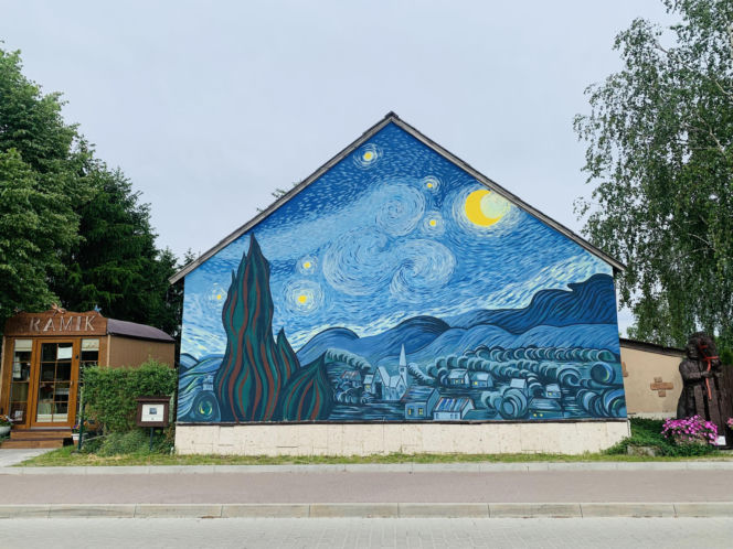 Kolorowe domy inspirowane twórczością Vincenta van Gogha zamieniły wieś liczącą zaledwie stu mieszkańców w prawdziwą atrakcję turystyczną