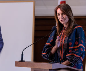Dominika Kulczyk wręcza stypendia i otrzymuje medal