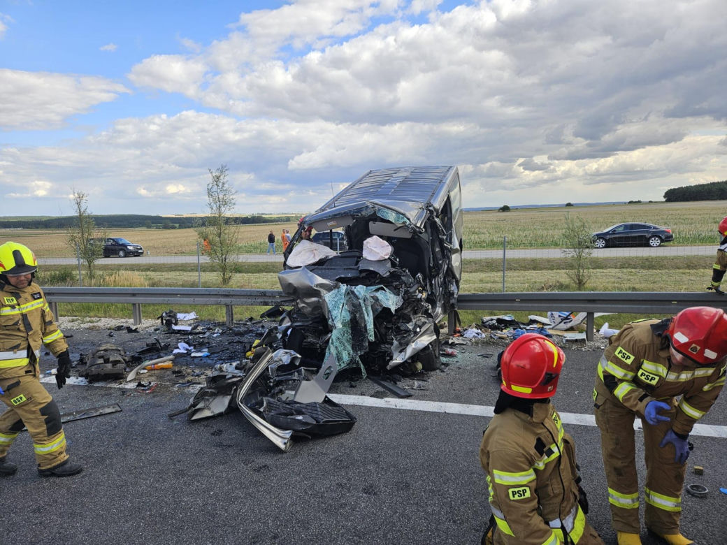 Tragedia na S7 pod Jędrzejowem. Cztery osoby zginęły w zderzeniu busa z ciągnikiem rolniczym [ZDJĘCIA].