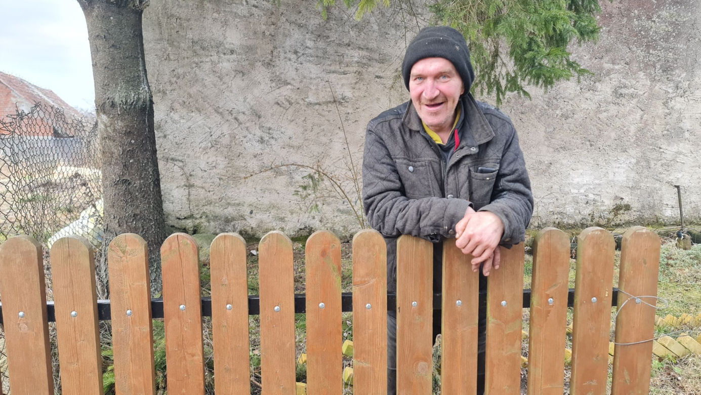 To się nazywa kopniak! Pan Grzegorz utknął między sztachetami!
