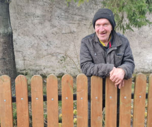 To się nazywa kopniak! Pan Grzegorz utknął między sztachetami!