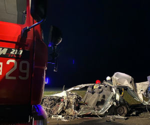 Samochód osobowy zderzył się z dwiema ciężarówkami. Tragedia na DK 25