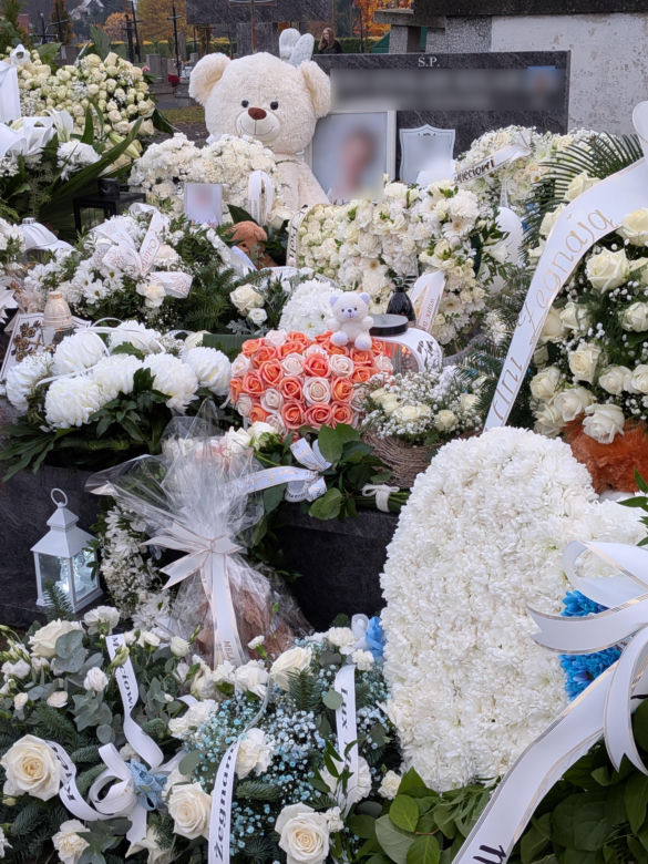 Grób Miecia utonął w białych kwiatach