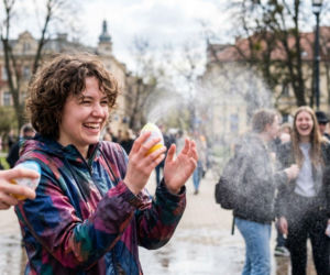 Uważaj na Śmigus-Dyngus! Za to możesz dostać mandat 500 zł. Gdzie kończy się zabawa?