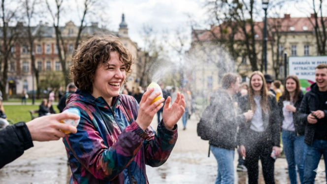 Uważaj na Śmigus-Dyngus! Za to możesz dostać mandat 500 zł. Gdzie kończy się zabawa?