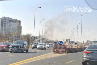 Dym nad centrum handlowym w Warszawie