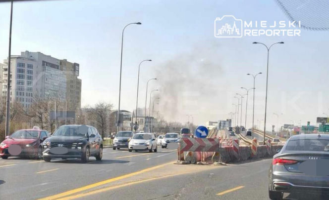 Dym nad centrum handlowym w Warszawie