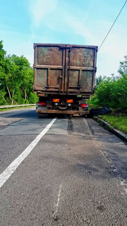 Jechał bez opony i uszkodził 6 km drogi