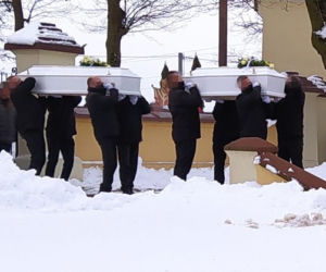 Julcię i Szymka pochowano w białych trumienkach