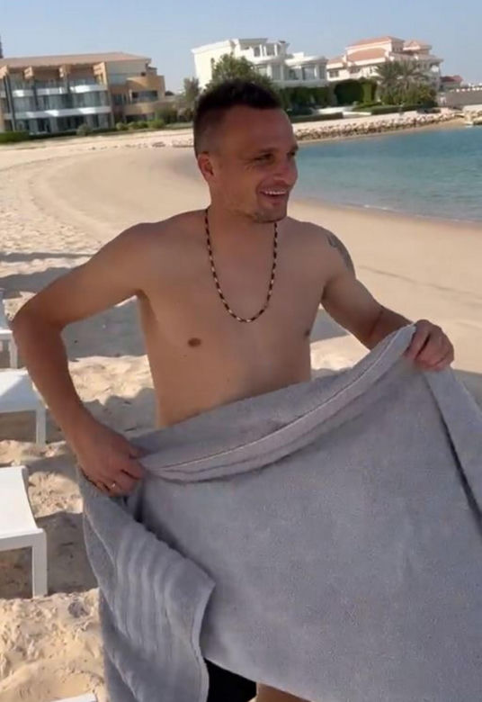 Sławomir Peszko prezentuje muskulaturę na katarskiej plaży
