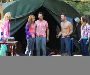 Pierwsza miłość. Asia (Paulina Gałązka), Jowita (Joanna Opozda), Radek (Mateusz Banasiuk), Mikser (Błażej Michalski), Luiza (Klaudia Halejcio)