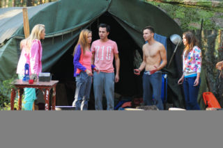 Pierwsza miłość. Asia (Paulina Gałązka), Jowita (Joanna Opozda), Radek (Mateusz Banasiuk), Mikser (Błażej Michalski), Luiza (Klaudia Halejcio)