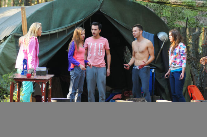 Pierwsza miłość. Asia (Paulina Gałązka), Jowita (Joanna Opozda), Radek (Mateusz Banasiuk), Mikser (Błażej Michalski), Luiza (Klaudia Halejcio)