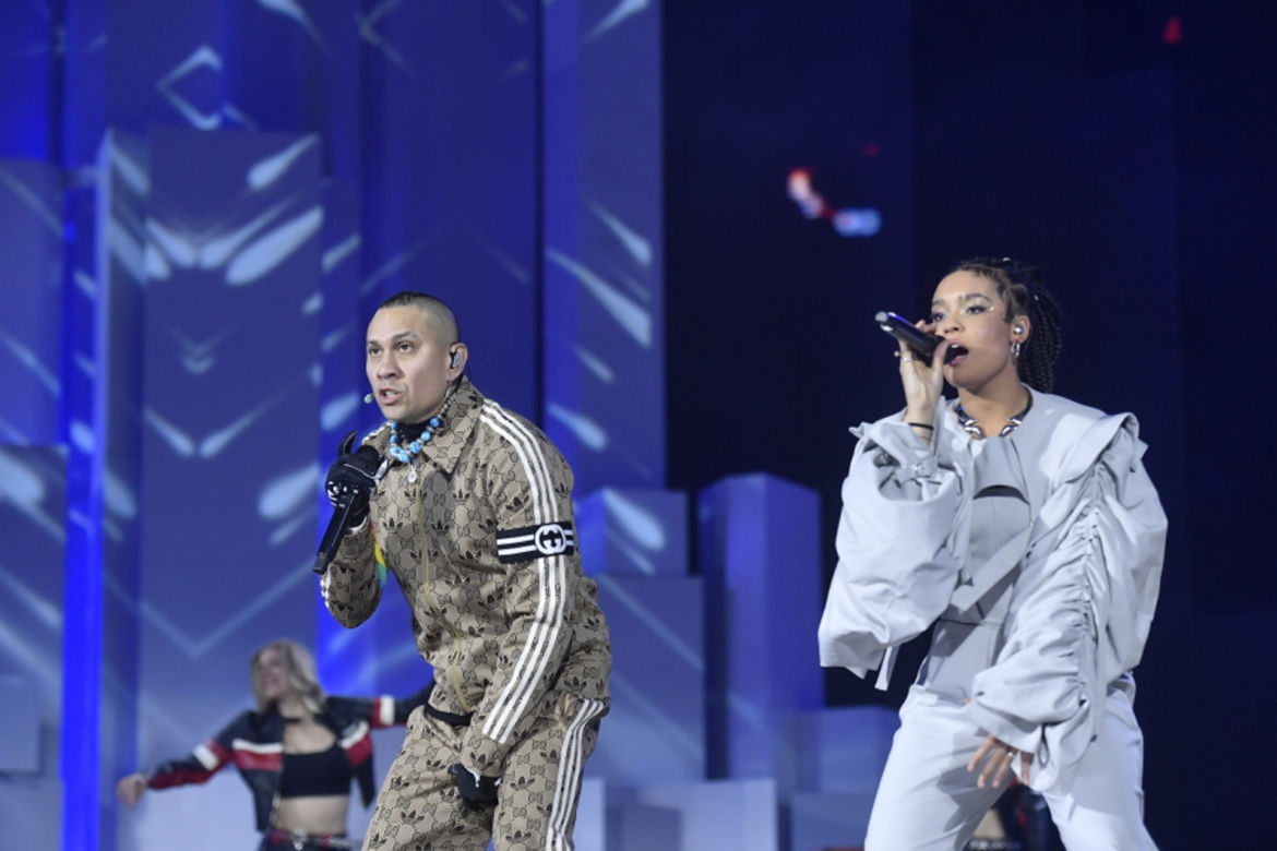 Black Eyed Peas z tęczowymi opaskami na scenie Sylwestra Marzeń. Ważny gest 