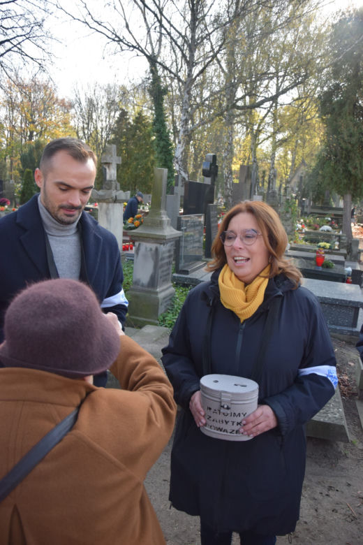 Znani kwestują na Powązkach