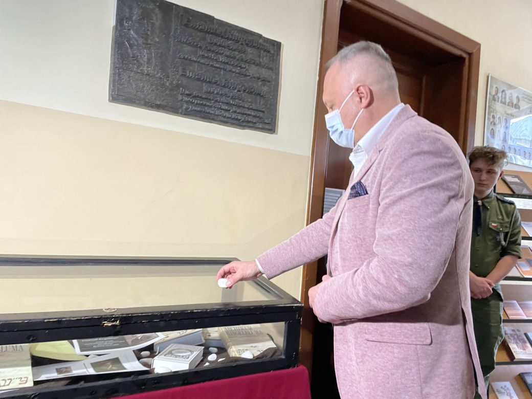 Odsłonięcie tablicy pamięci Emanuela Ringelbluma w I LO w Nowym Sączu