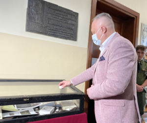 Odsłonięcie tablicy pamięci Emanuela Ringelbluma w I LO w Nowym Sączu