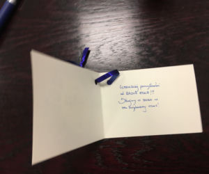 Napisz życzenia i powieś je na choince! Świąteczna akcja urzędników z Żoliborza [GALERIA]