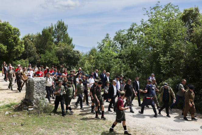 Prezydent RP Karol Nawrocki podczas trekkingu z harcerzami, młodzieżą i społecznikami pod hasłem Szlak Pamięci w Cassino