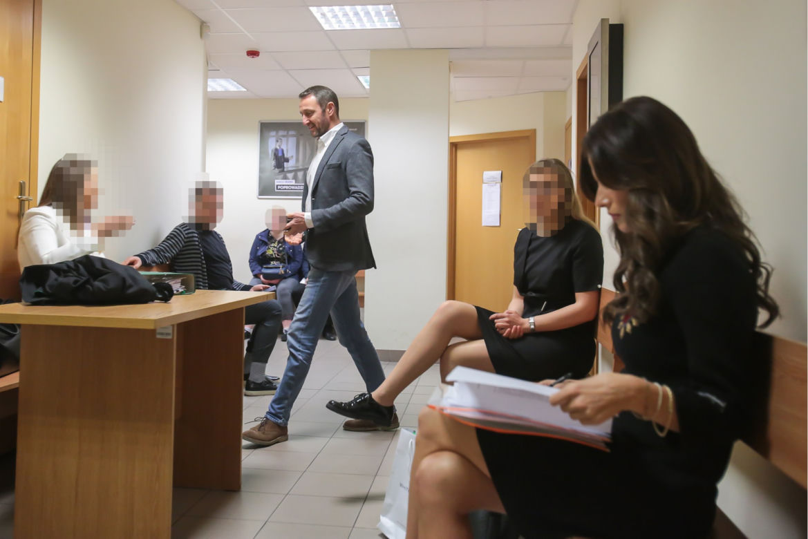 Weronika Rosati w sądzie z  Robertem Śmigielskim 