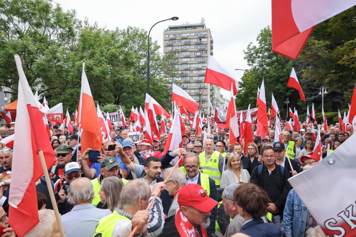 Zwolennicy Karola Nawrockiego pod Sejmem 6.08.2025
