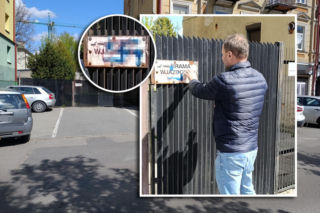 Obrzydliwy symbol na bramie w Siedlcach. Przez dekadę nikt nie reagował!