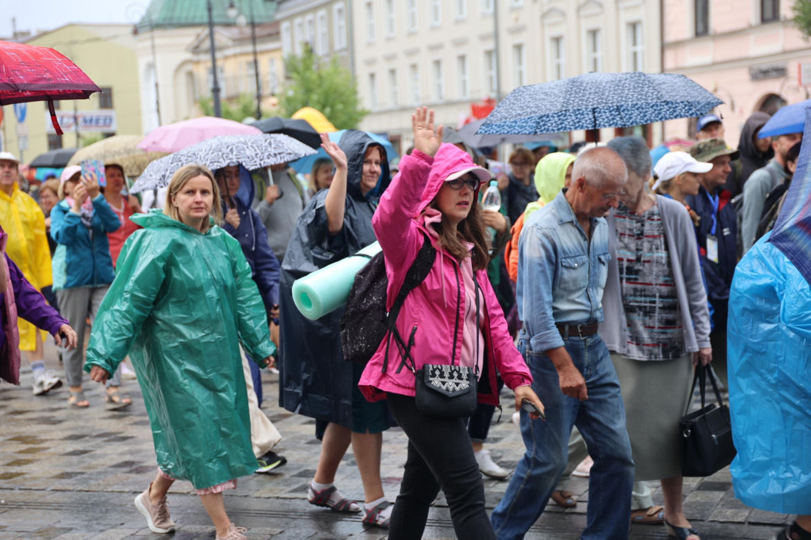 Lubelska Piesza Pielgrzymka na Jasną Górę 2024. Pątnikom deszcz niestraszny!