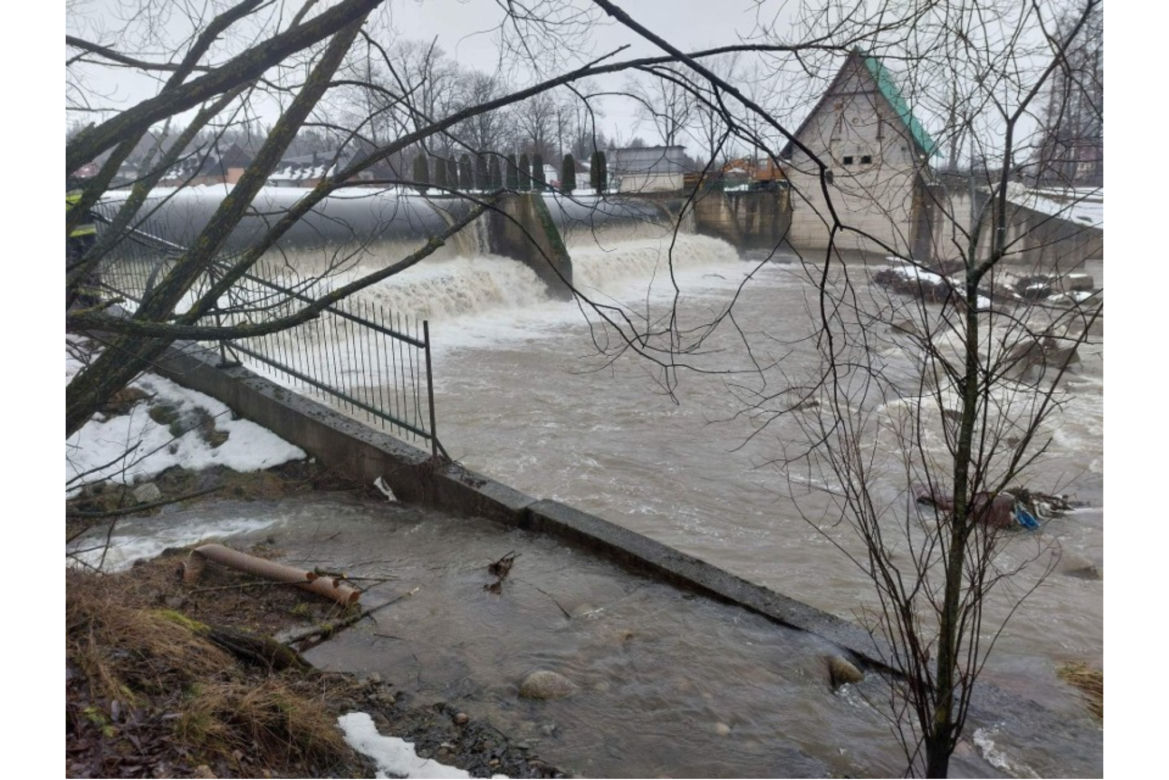 Roztopy w Małopolsce. Zalane piwnice i drogi