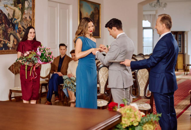 Na Wspólnej, odcinek 4174: Prowokacja Kaliny w dniu ślubu kończy się dramatycznym upadkiem ze schodów - ZDJĘCIA