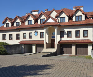 To miasto ma jeden z najpiękniejszych ratuszy w Małopolsce. Leży blisko najcieplejszego miejsca w województwie