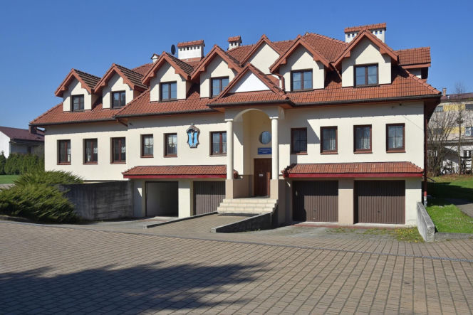 To miasto ma jeden z najpiękniejszych ratuszy w Małopolsce. Leży blisko najcieplejszego miejsca w województwie