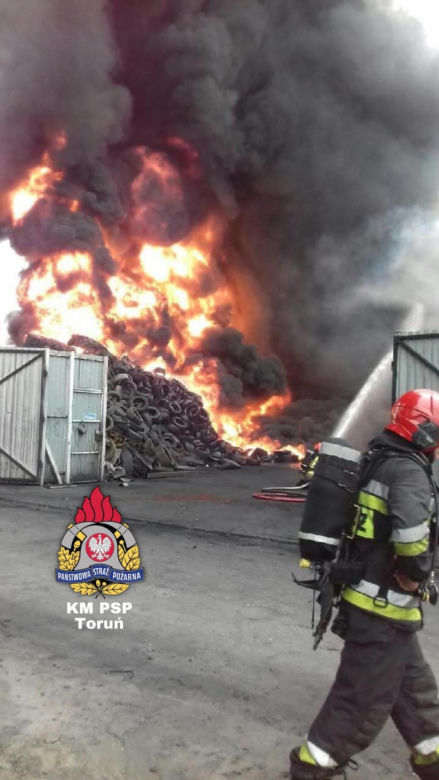 Pożar składowiska opon w Toruniu. Dym widoczny z daleka