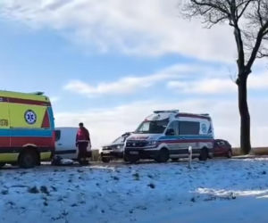 Koszmarny wypadek karetki pod Wągrowcem! Kierowca w ciężkim stanie