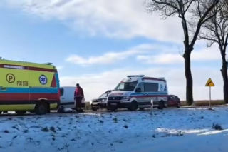 Koszmarny wypadek karetki pod Wągrowcem! Kierowca w ciężkim stanie