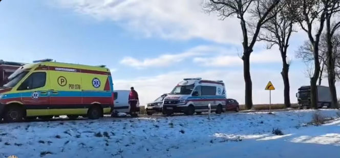 Koszmarny wypadek karetki pod Wągrowcem! Kierowca w ciężkim stanie