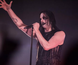 Skrupulatnie wyreżyserowany groteskowy spektakl okraszony nutą surrealizmu – Avatar zawładną Warszawą [RELACJA]