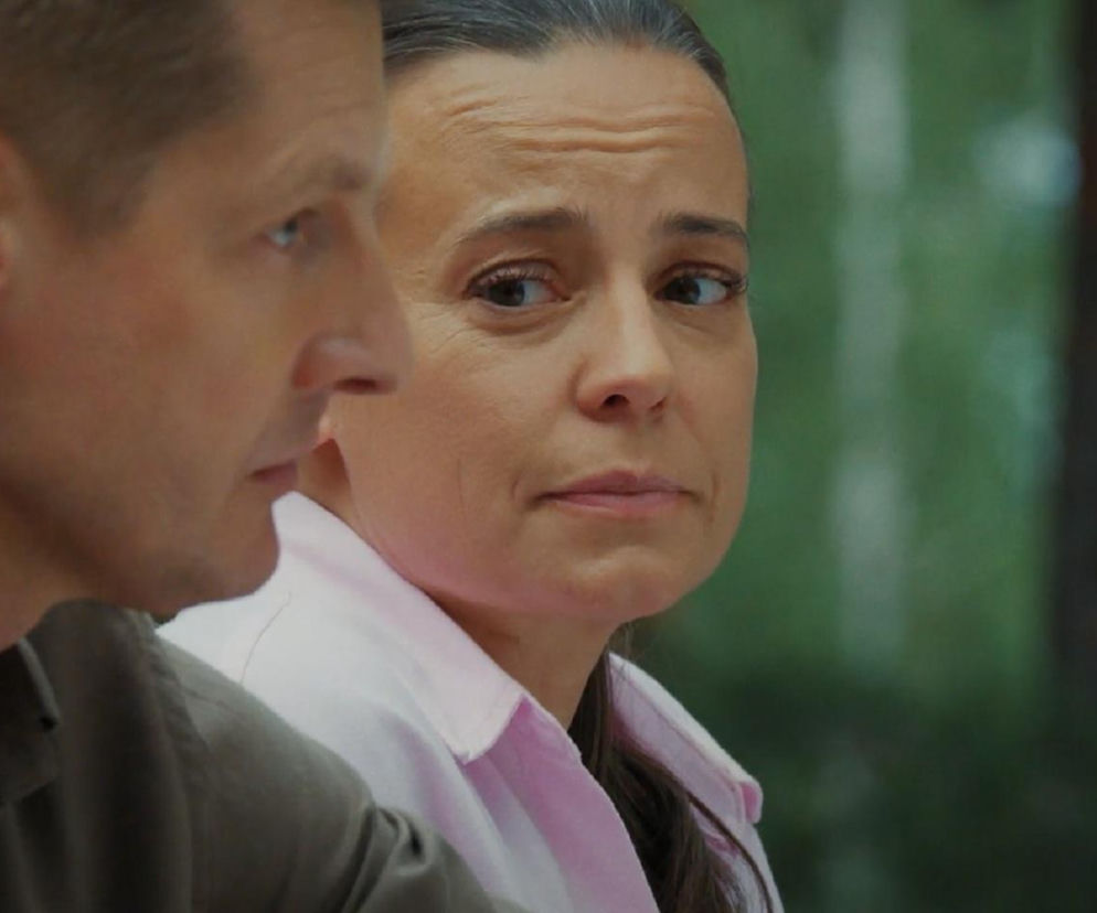 Zasmucona Magda patrzy na Pawła w serialu M jak miłość. O ich dramatycznej rozmowie przeczytasz w serwisie Eska.