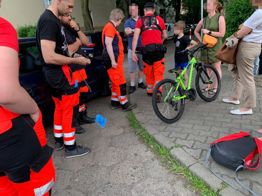 Niepełnosprawne dziecko wjechało rowerkiem pod pędzącego opla. Trafiło do szpitala
