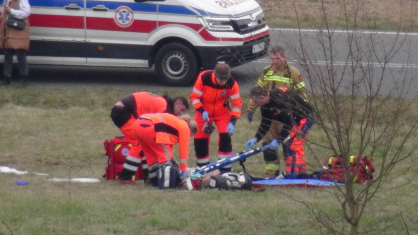 Koszmarny wypadek pod Brwinowem. Z koziołkującej hondy wypadli pasażerowie i kierowca. Jedna osoba zginęła na miejscu