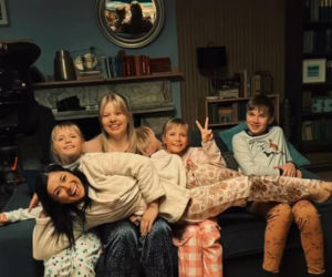 M jak miłość na planie. Lenka (Olga Cybińska), Kinga (Katarzyna Cichopek), Misiek (Aleksander Bożyk), bliźniaczki