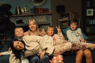 M jak miłość na planie. Lenka (Olga Cybińska), Kinga (Katarzyna Cichopek), Misiek (Aleksander Bożyk), bliźniaczki