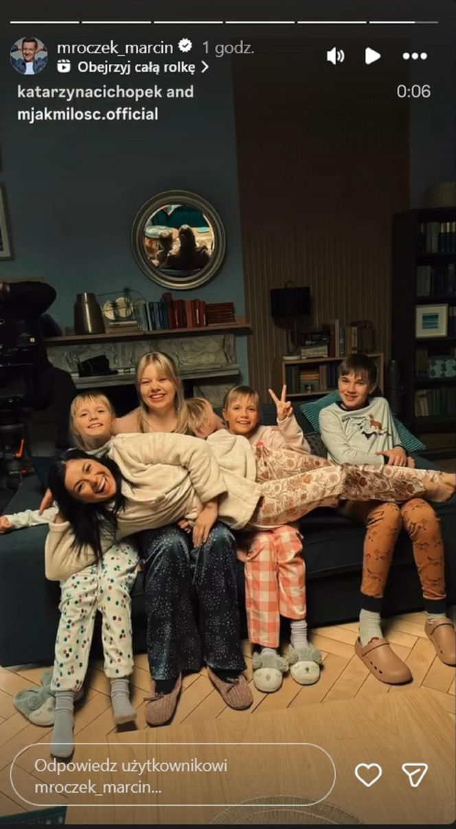 M jak miłość na planie. Lenka (Olga Cybińska), Kinga (Katarzyna Cichopek), Misiek (Aleksander Bożyk), bliźniaczki